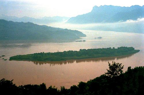 千秋三峽 世紀(jì)偉業(yè)(yè)——三峽工程見(jiàn)證新中國60年發(fā)(fā)展足跡 這是中堡島的原始地貌(資料照片)。三峽工程于1994年12月14日正式開(kāi)工,工程采用分期導(dǎo)流方式,分三期進(jìn)(jìn)行施工,以中堡島為分界點(diǎn)(diǎn)向兩側(cè)延伸,分別修建左岸和右岸大壩。 “截?cái)辔咨皆朴?,高峽出平湖”,隨著(zhù)設(shè)計(jì)建設(shè)任務(wù)(wù)的如期完成,歷經(jīng)(jīng)近17年的建設(shè),舉世矚目的三峽工程將一代偉人的豪邁設(shè)想變?yōu)楝F(xiàn)實(shí)(shí)。承載著(zhù)共和國水利輝煌夢(mèng)想的三峽工程,鑄就了惠及千秋的民生水利。 三峽工程凝聚了幾代中央領(lǐng)(lǐng)導(dǎo)集體和全國人民的智慧與力量。1978年至1988年,三峽工程基本完成了建設(shè)的決策準(zhǔn)備;1988年至1998年,三峽工程正式開(kāi)工并實(shí)(shí)現(xiàn)大江截流;1998年至2008年,三峽樞紐主體工程、輸變電工程和移民工作基本完成,三峽水庫實(shí)(shí)現(xiàn)了175米蓄水的最終目標(biāo)條件,使夢(mèng)想變?yōu)楝F(xiàn)實(shí)(shí)。 新華社發(fā)(fā)